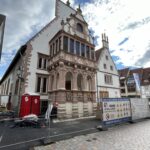 Stirnseite Rathaus Lemgo mit Baustellen-Toilette, Absperrung und Bauschild